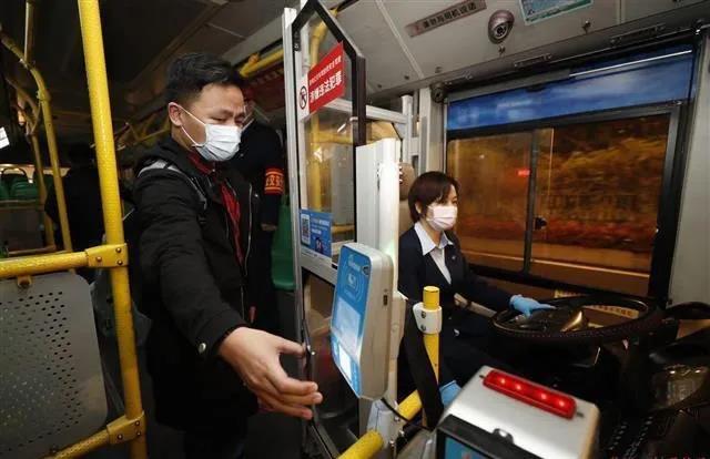3月25日凌晨5時(shí)45分，武漢第一班公交車發(fā)車了！(圖1)