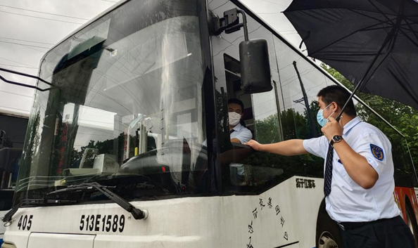 武漢公交多舉措應(yīng)對(duì)強(qiáng)降雨天氣，保障市民安全出行(圖2)