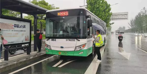 武漢公交多舉措應(yīng)對(duì)強(qiáng)降雨天氣，保障市民安全出行(圖4)
