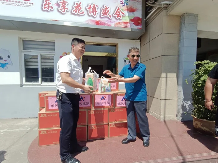 東風(fēng)德納車橋開展“關(guān)愛駕駛員 慰問送一線”活動(dòng)，致敬烈日下最美“城市擺渡人”(圖4)