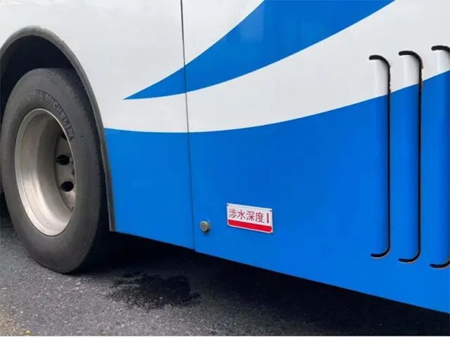 積水過線即報(bào)警！上海641輛公交車已裝涉水深度報(bào)警裝置(圖1)